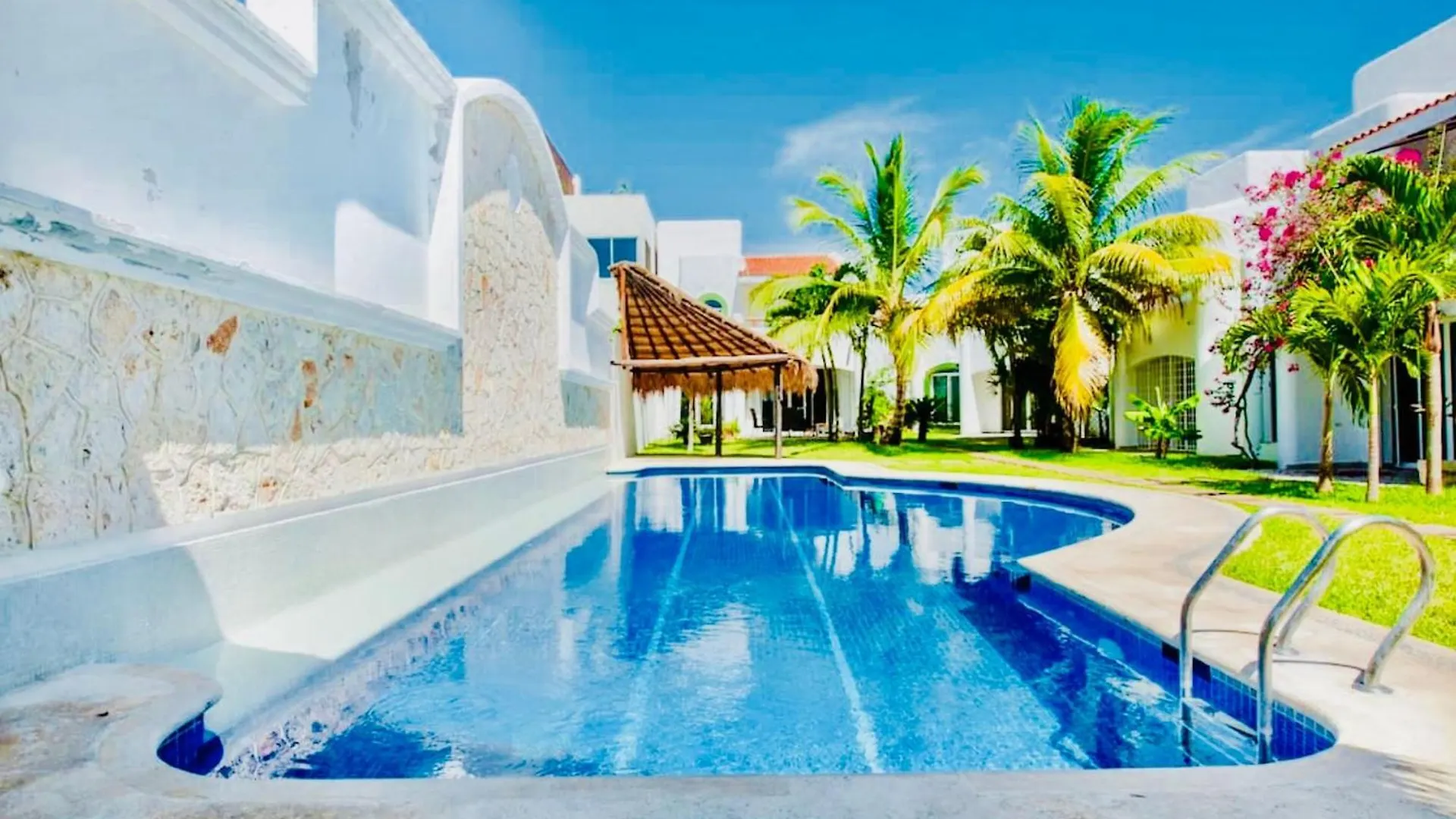 Executive Comfort Room With Swimming Pool Air Conditioning And Parking Playa del Carmen Mexico
